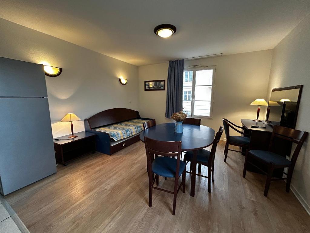 - une chambre avec un lit et une table dans l'établissement Appartement rénové proche Thermes avec piscine et Wi-Fi - FR-1-541-166, à La Roche-Posay