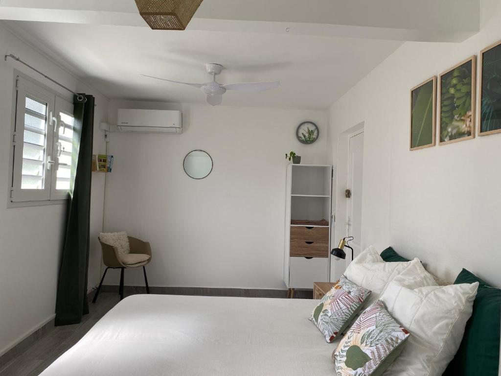 Postel nebo postele na pokoji v ubytování Chambre double bas de Villa