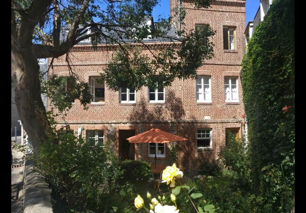 Κήπος έξω από το Le clos vatinel et son parking