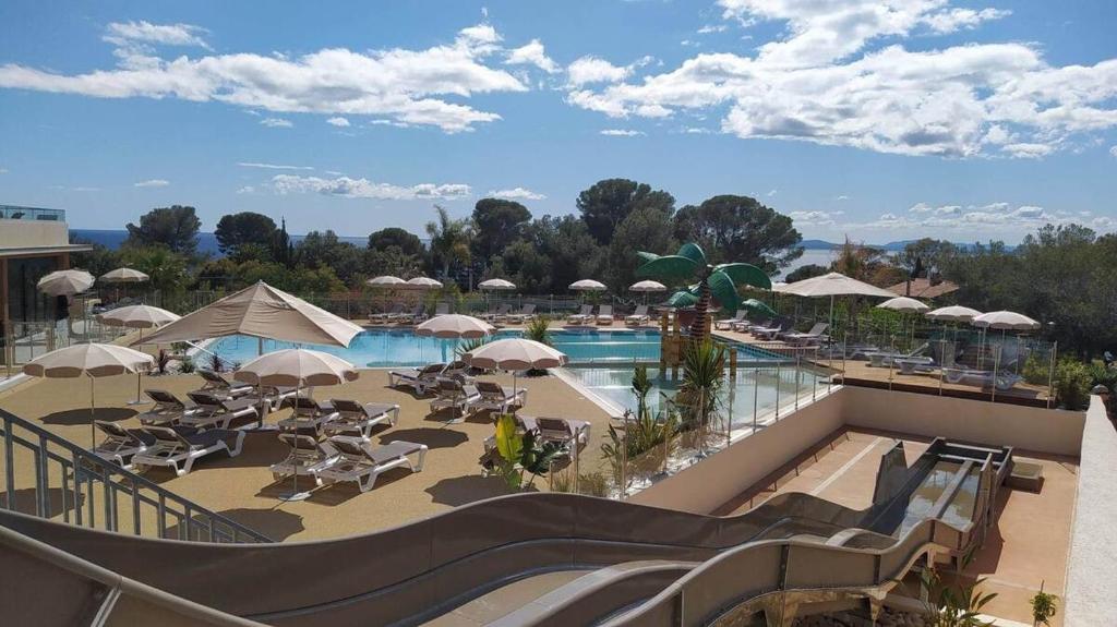 Bazén v ubytování Chalet avec vue mer splendide nebo v jeho okolí