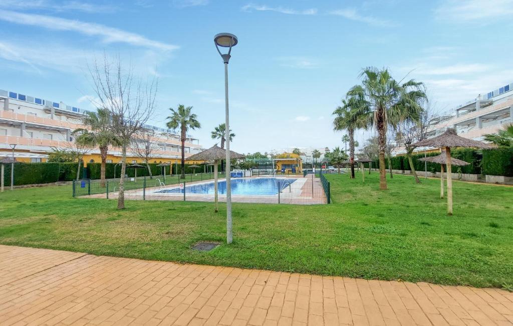 Πισίνα στο ή κοντά στο 4 Bedroom Awesome Apartment In Chipiona