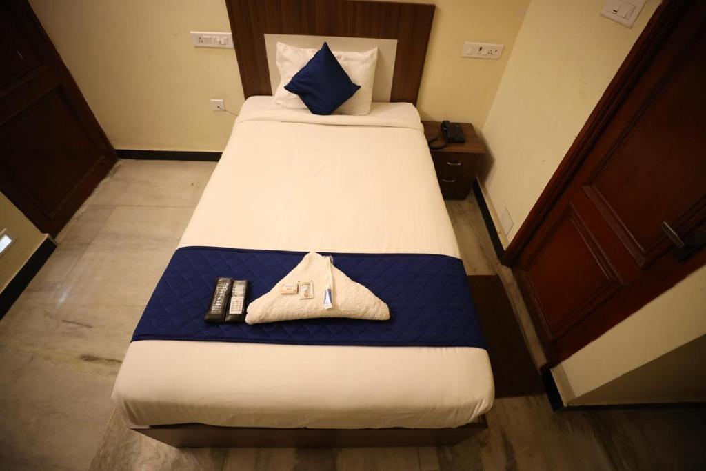 Postel nebo postele na pokoji v ubytování A.R Residency