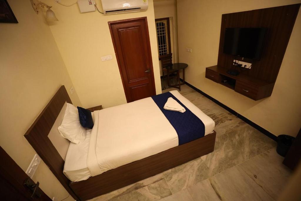Postel nebo postele na pokoji v ubytování A.R Residency