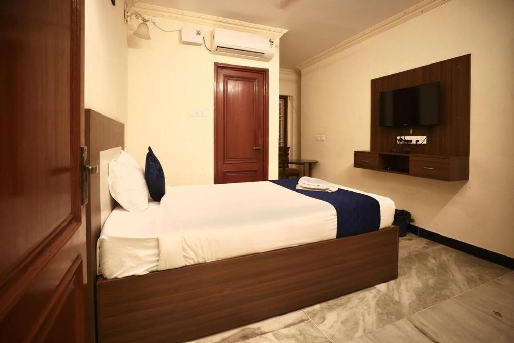 Postel nebo postele na pokoji v ubytování A.R Residency