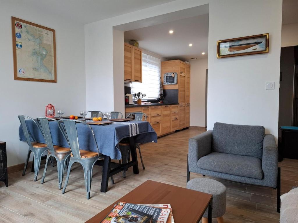 une cuisine et une salle à manger avec une table et des chaises dans l'établissement Maison St Marc proche plage, 3chambres, à Saint-Nazaire