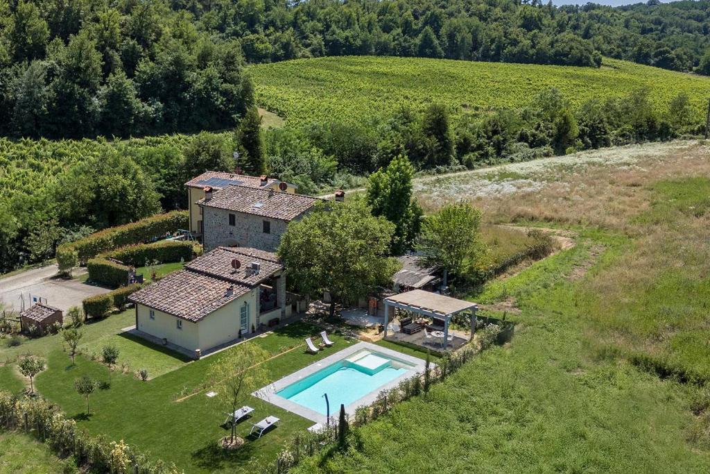 une vue aérienne d'une maison avec piscine dans l'établissement Il Fienile Toscano, à Montevarchi