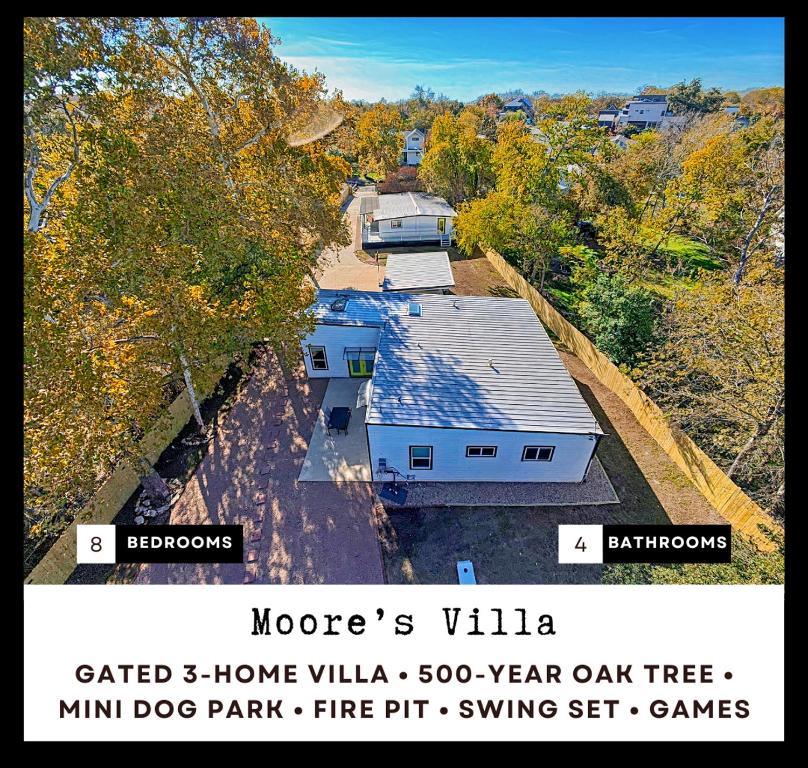 Una vista aérea de una casa con techo. en 3 in 1 Villa Swing Set Game Room Dogs Ok, en Austin