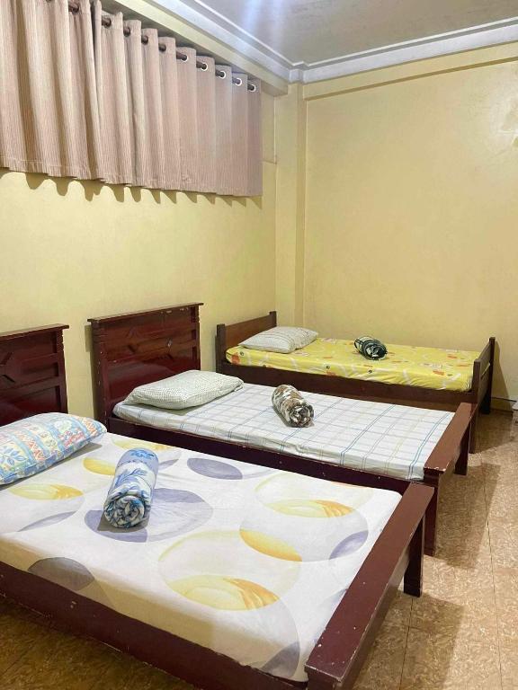 Postel nebo postele na pokoji v ubytování ASHBURN'S TRANSIENT BAGUIO-DORMITORY 6th floor