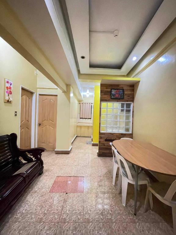 Posezení v ubytování ASHBURN'S TRANSIENT BAGUIO-DORMITORY 6th floor