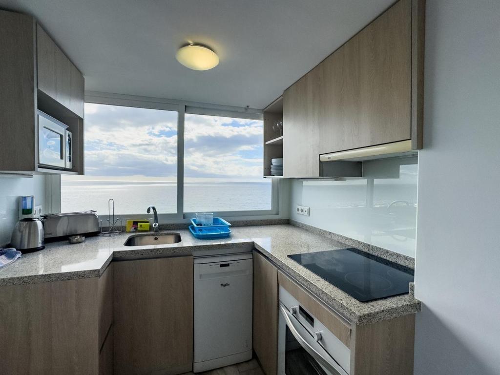 Kuchyňa alebo kuchynka v ubytovaní Skol 617 Beachfront Two-bedrooms Duplex With Sea Views