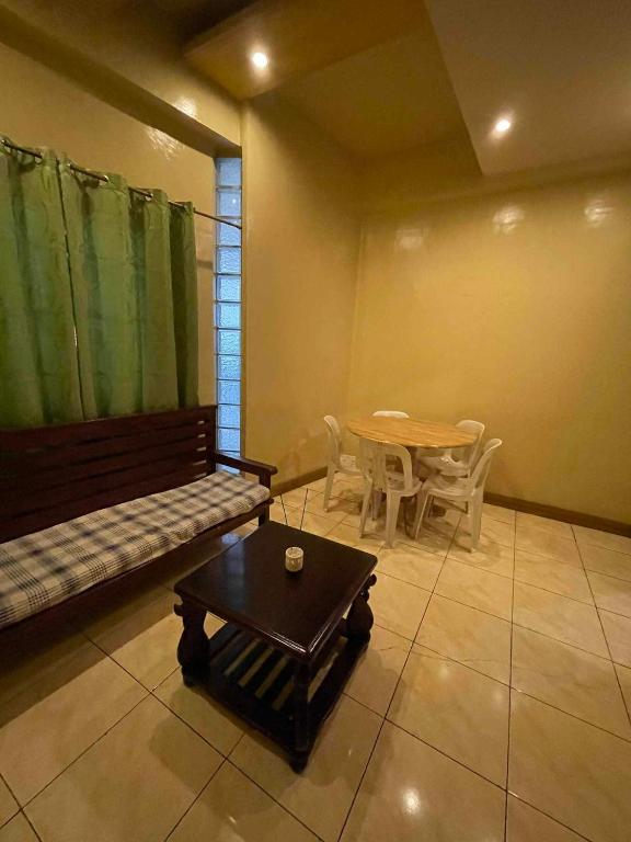 Posezení v ubytování ASHBURN'S TRANSIENT BAGUIO-DORMITORY 6th floor