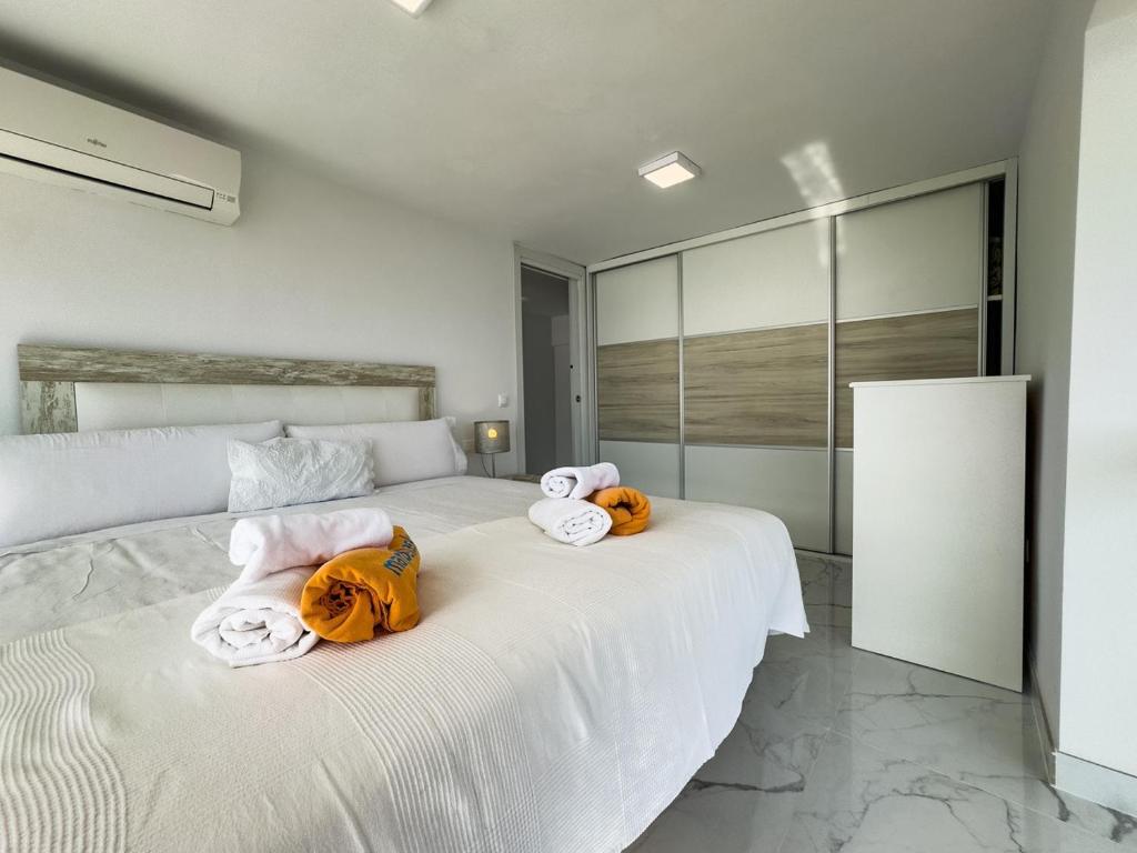 Posteľ alebo postele v izbe v ubytovaní Skol 617 Beachfront Two-bedrooms Duplex With Sea Views