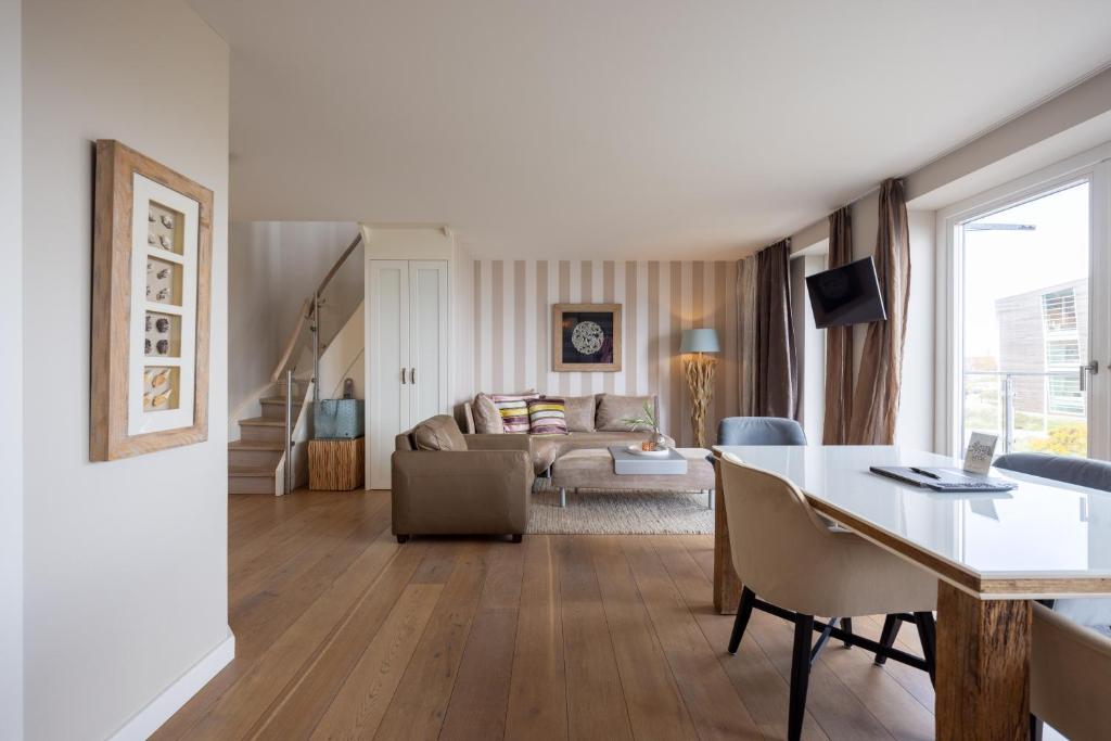 TV a/nebo společenská místnost v ubytování Hotel STRAND am Königshafen