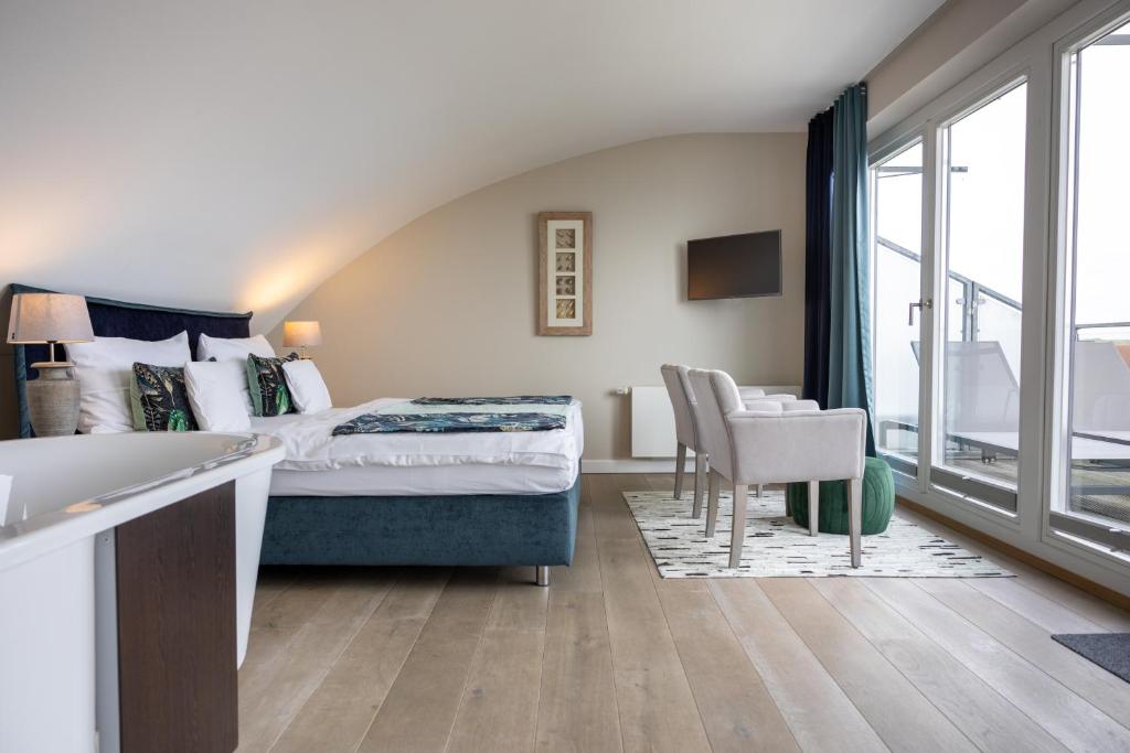 Postel nebo postele na pokoji v ubytování Hotel STRAND am Königshafen