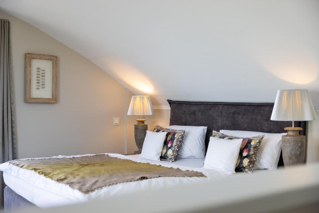 Postel nebo postele na pokoji v ubytování Hotel STRAND am Königshafen