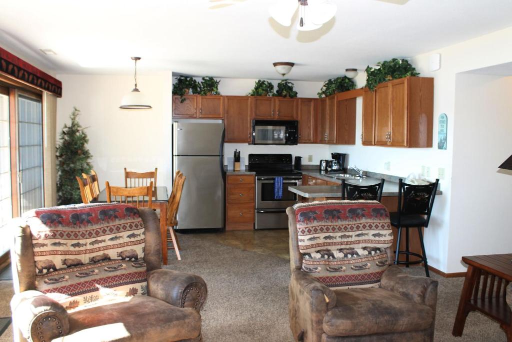 - une cuisine avec un canapé et des chaises dans la chambre dans l'établissement Duck Lake two Bedroom Condo at Wild Eagle Lodge, 111, à Eagle River