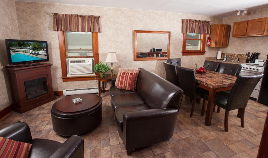 Knotty Pine Motel photo
