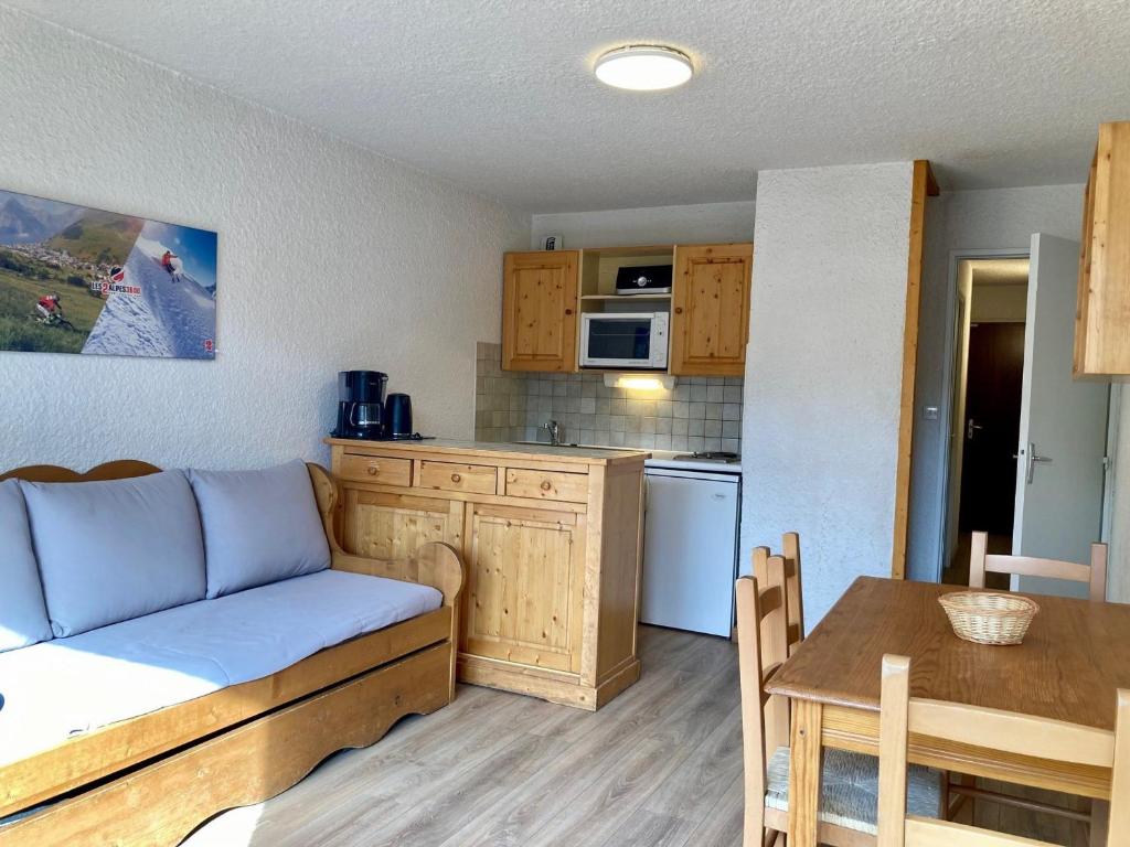 - une cuisine avec un canapé et une table dans une chambre dans l'établissement Studio confortable pour 4 pers., animaux admis, proche des pistes - FR-1-811-38, à Les Deux Alpes