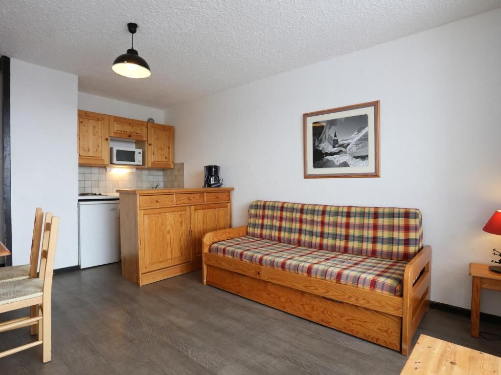 un salon avec un canapé et une cuisine dans l'établissement Studio familial 4 pers. au pied des pistes, centre station, animaux admis - FR-1-811-39, à Les Deux Alpes