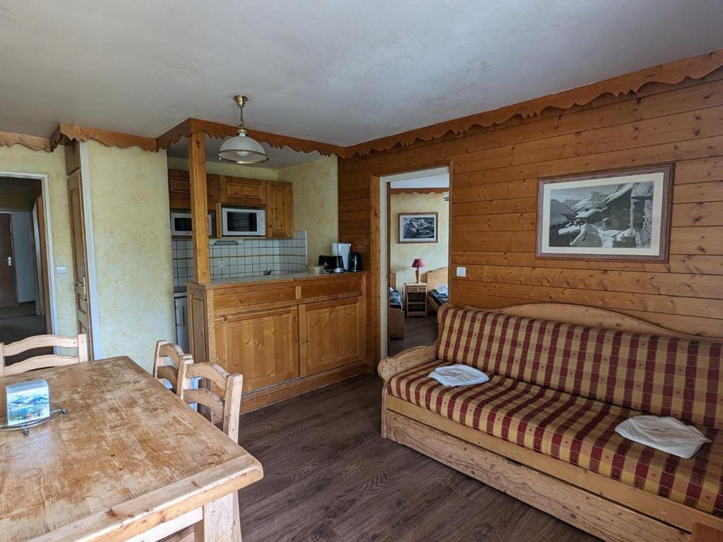 un salon avec un canapé et une table dans l'établissement Appartement lumineux 6 pers, au pied des pistes, centre station, animaux admis - FR-1-811-34, à Les Deux Alpes