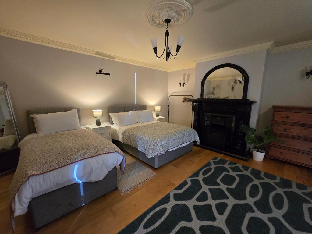 Postel nebo postele na pokoji v ubytování 5 Bed House - Sleeps 13 - Pets - Garden - Parking