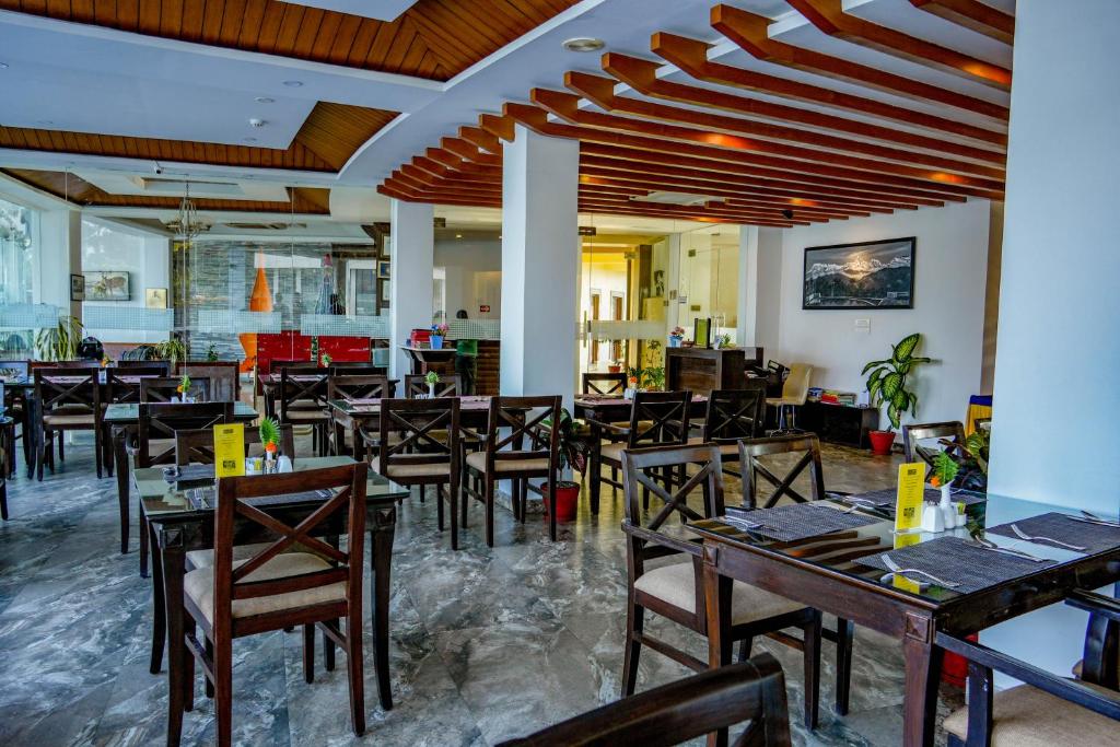 Veitingastaður eða matsölustaður á Himalayan Front Hotel by KGH Group