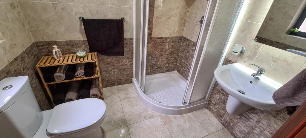 Koupelna v ubytování Large Apartment in Marsascala. sleeps 6