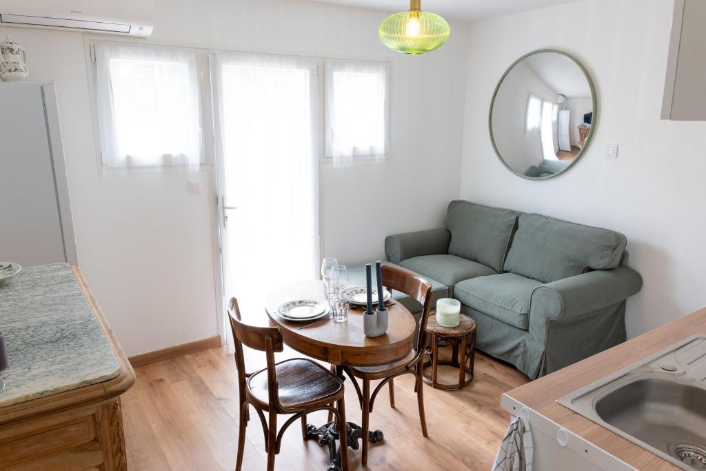 un salon avec une table et un canapé dans l'établissement La Tiny - Sleep in La Ciotat, à La Ciotat