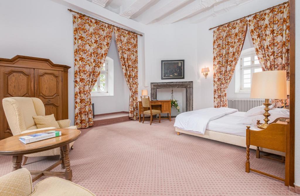 Postel nebo postele na pokoji v ubytování Hotel und Restaurant Burg Schnellenberg
