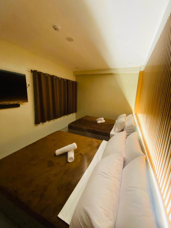 Postel nebo postele na pokoji v ubytování ZenSuites Hotel Tacloban