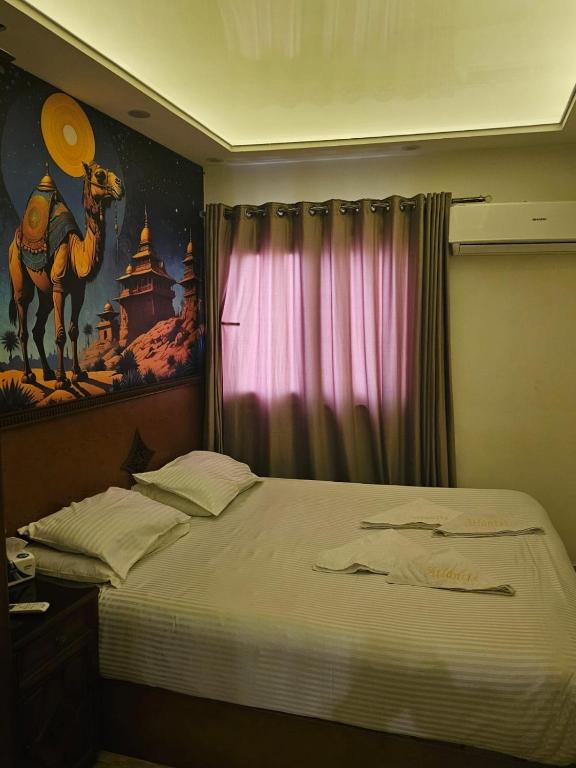 Postel nebo postele na pokoji v ubytování Atlantis Pyramids Inn