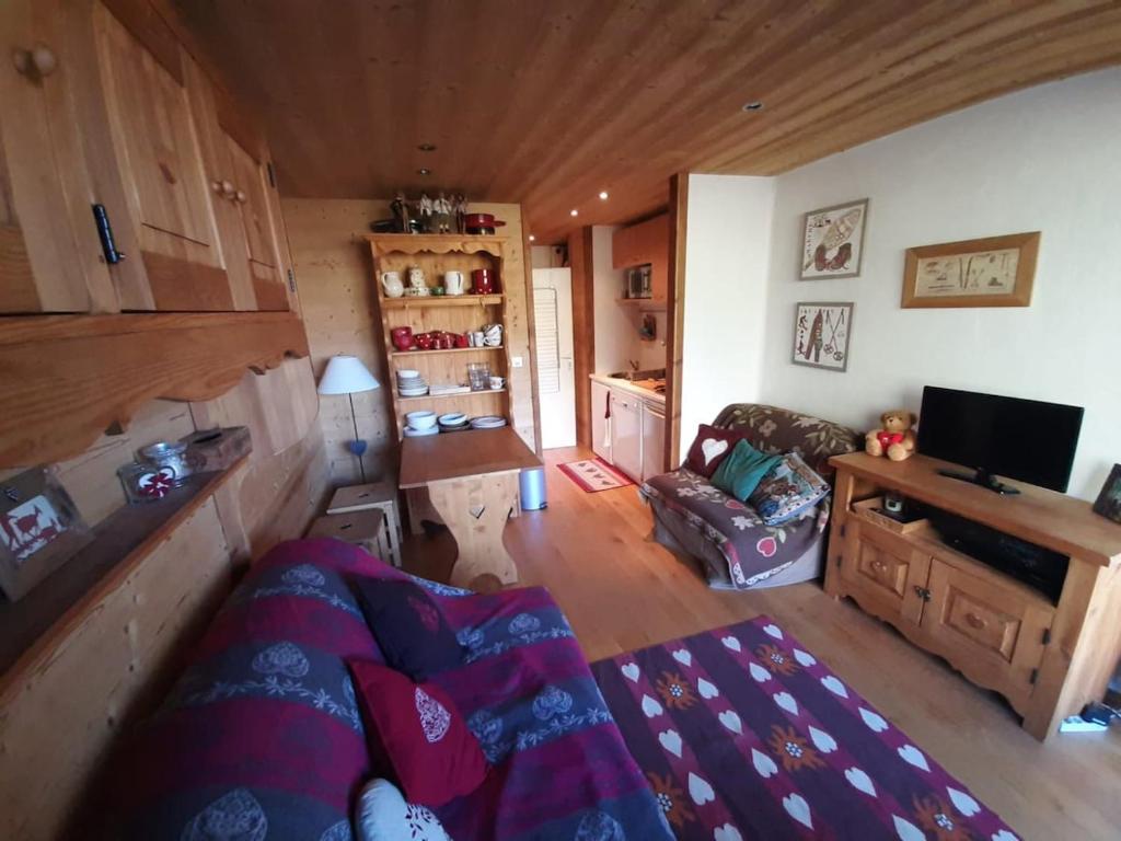 un salon avec un canapé et une télévision dans l'établissement Family mountain apartment, à Tignes