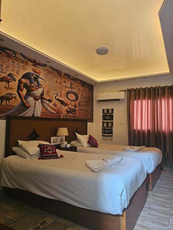 Postel nebo postele na pokoji v ubytování Atlantis Pyramids Inn
