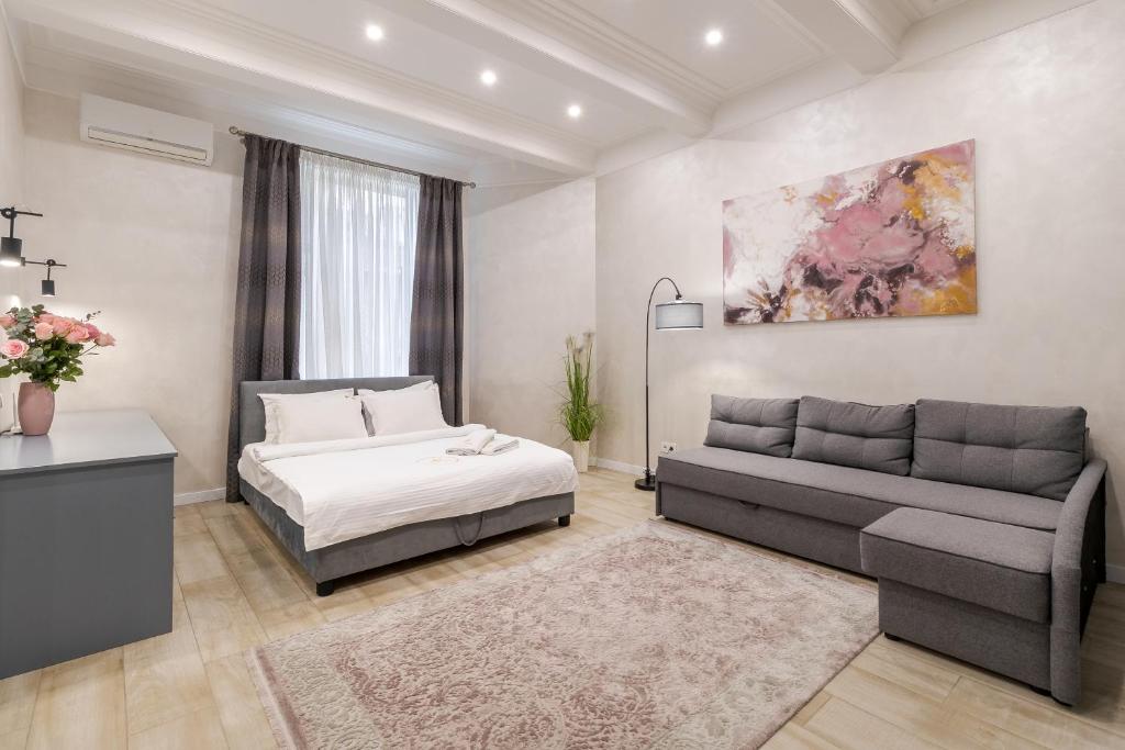 une chambre avec un lit et un canapé dans l'établissement Royal apartment on Lysenka 5, à Lviv