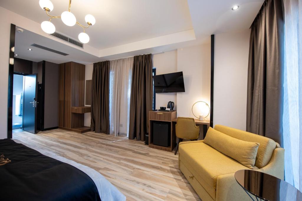 TV a/nebo společenská místnost v ubytování PineHill Hotel, Restaurant , Pool & Spa - RAZEM