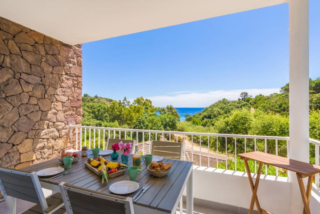 - une table sur le balcon avec vue sur l'océan dans l'établissement Studio Bougainvillier - Welkeys, à Cavalaire-sur-Mer