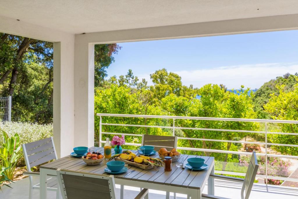 - une table avec des fruits sur la terrasse dans l'établissement Appartement Figuier - Welkeys, à Cavalaire-sur-Mer