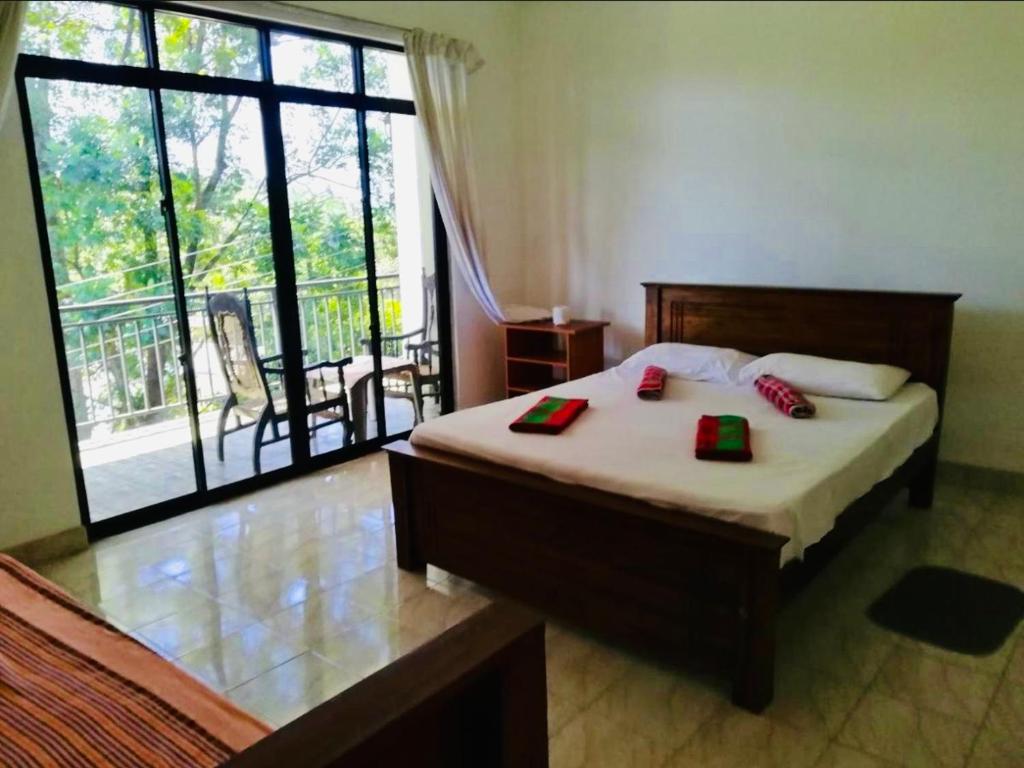 Postel nebo postele na pokoji v ubytování Kandy Hill Escape