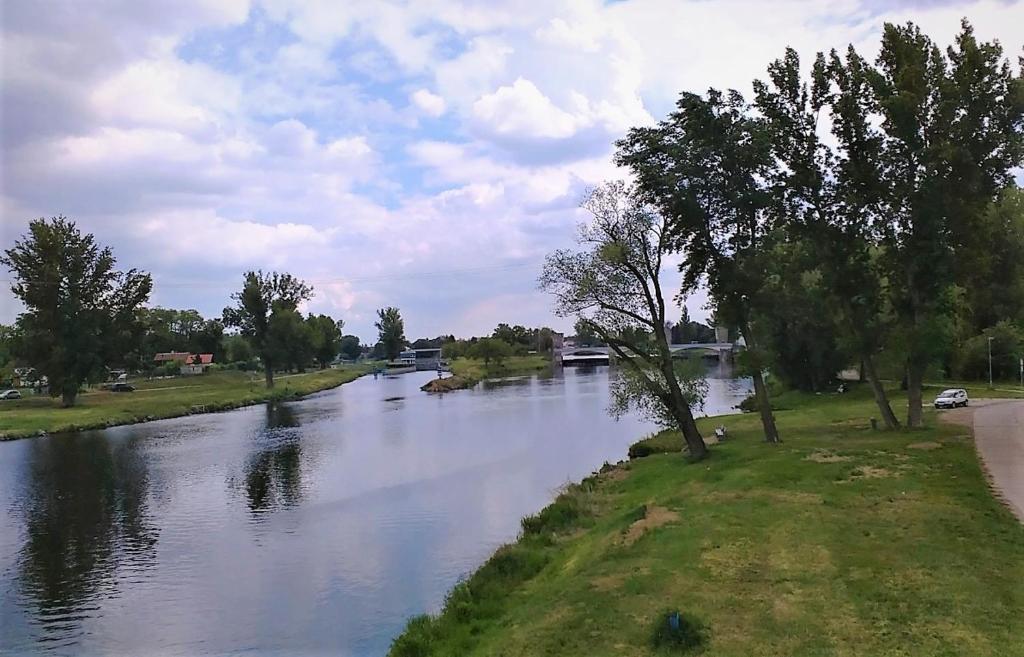 Vaade apartemendi lähedal voolavale jõele