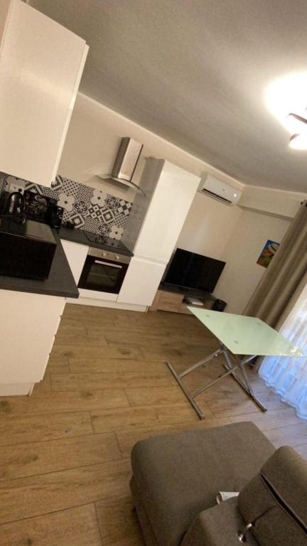 un salon avec un canapé et une chaise dans l'établissement Les Almadies, à Nice