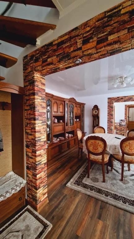 Kuchyň nebo kuchyňský kout v ubytování Pensiunea Rustic Oncesti