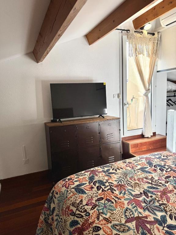 TV a/nebo společenská místnost v ubytování Mon Rooftop à la Plage