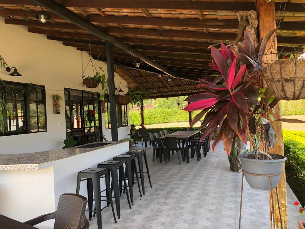 Beautiful Private Villa, Views in Every Direction 레스토랑 또는 맛집
