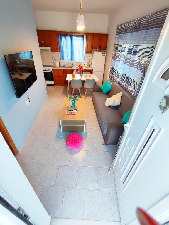 an overhead view of a living room and kitchen at Nature House Vlatos in Vlátos