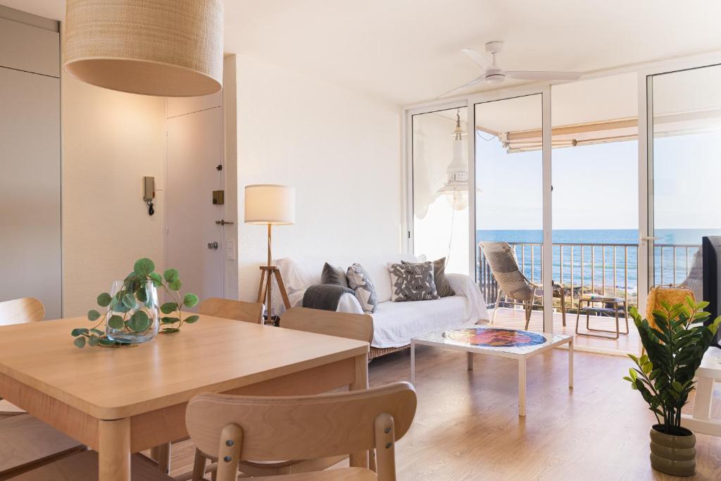 LETS HOLIDAYS Beach front apartment in Gavà Mar, Pine Beach - Appartement