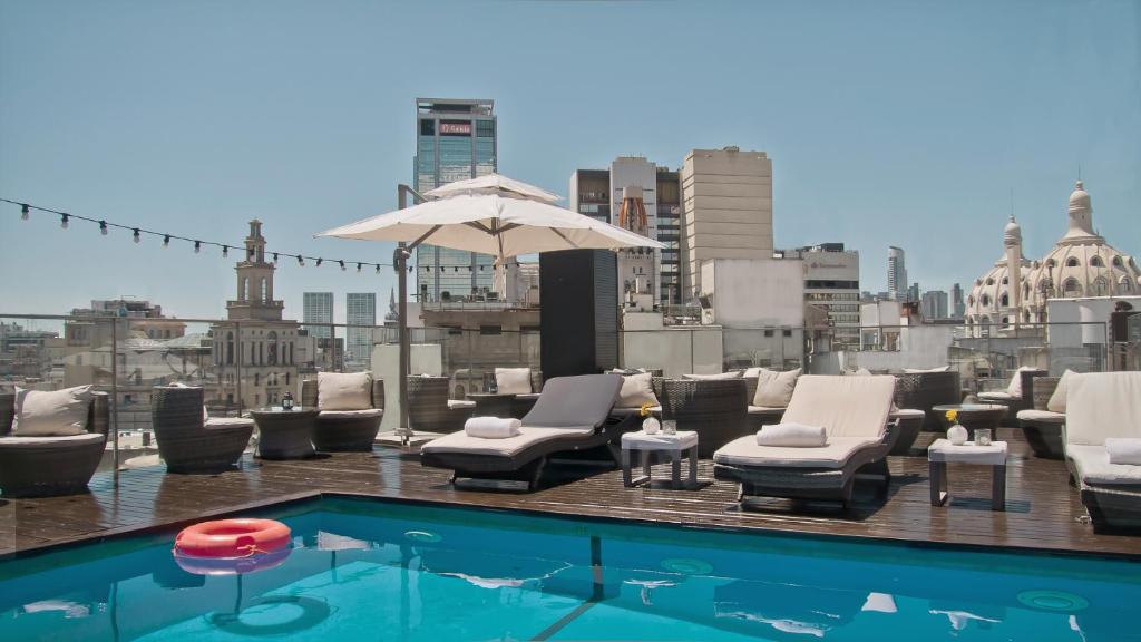 Bazén v ubytování 725 Continental Hotel nebo v jeho okolí