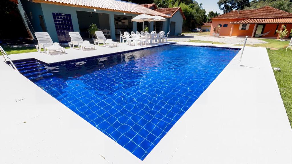 La alberca dentro o cerca de Chacara com piscina, area gourmet equipada e Wi-Fi