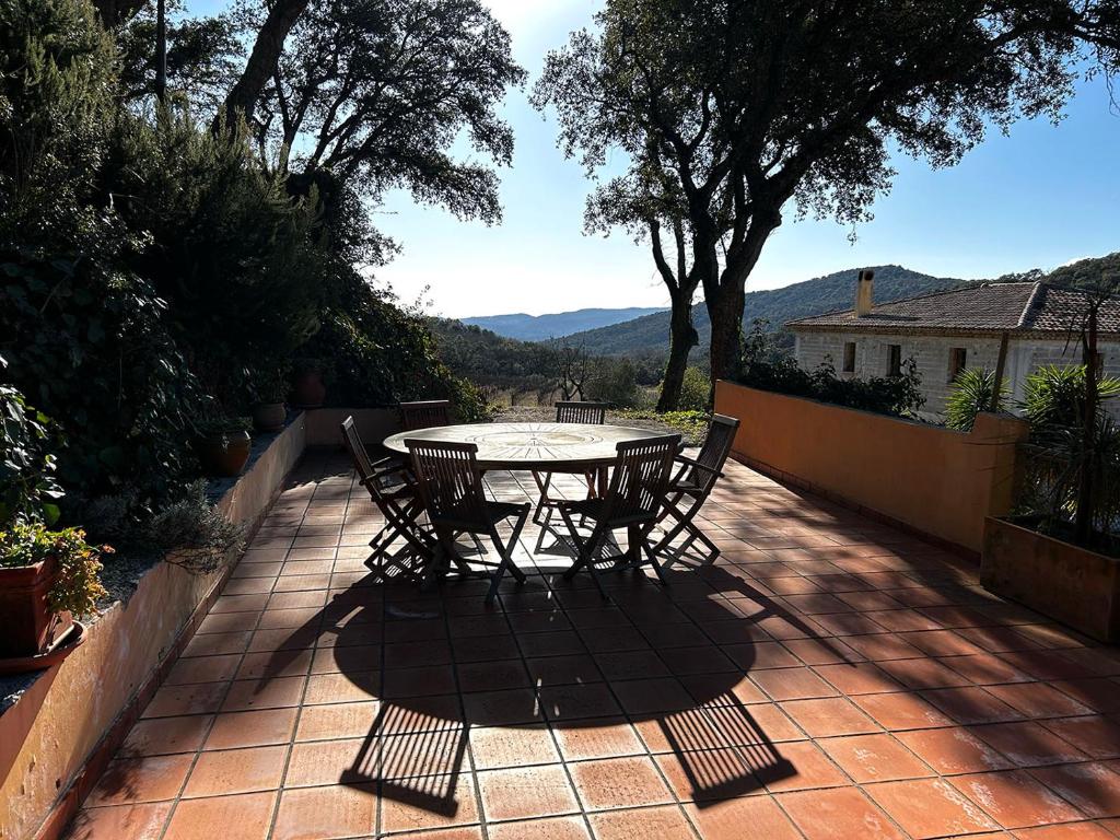 une table et des chaises sur une terrasse avec vue dans l'établissement Appartement pleine nature 5pers - A2, à Grimaud