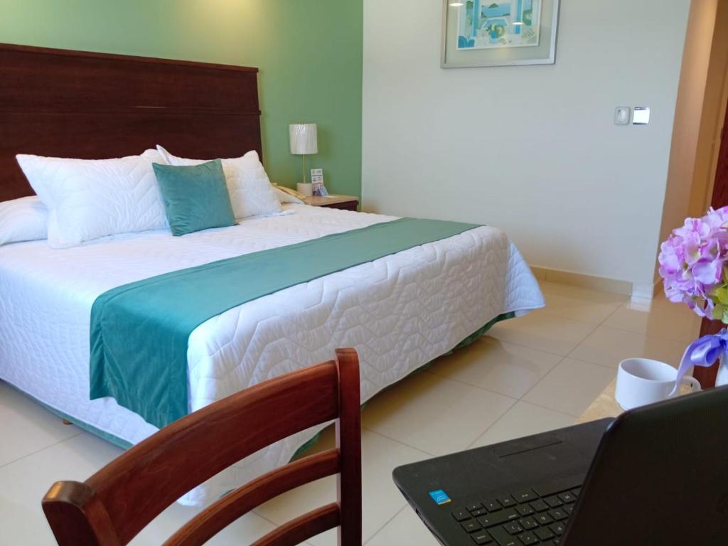 Postel nebo postele na pokoji v ubytování Hotel Bello Veracruz