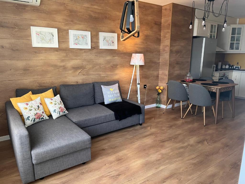 un soggiorno con un divano e un tavolo di Apartment Stella a Varna